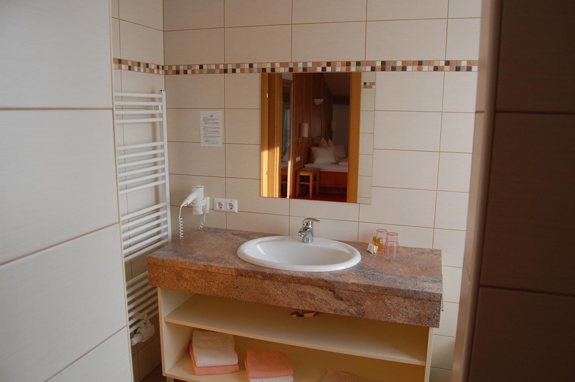 Hotel Brunnwirt Вайсбриах Екстериор снимка