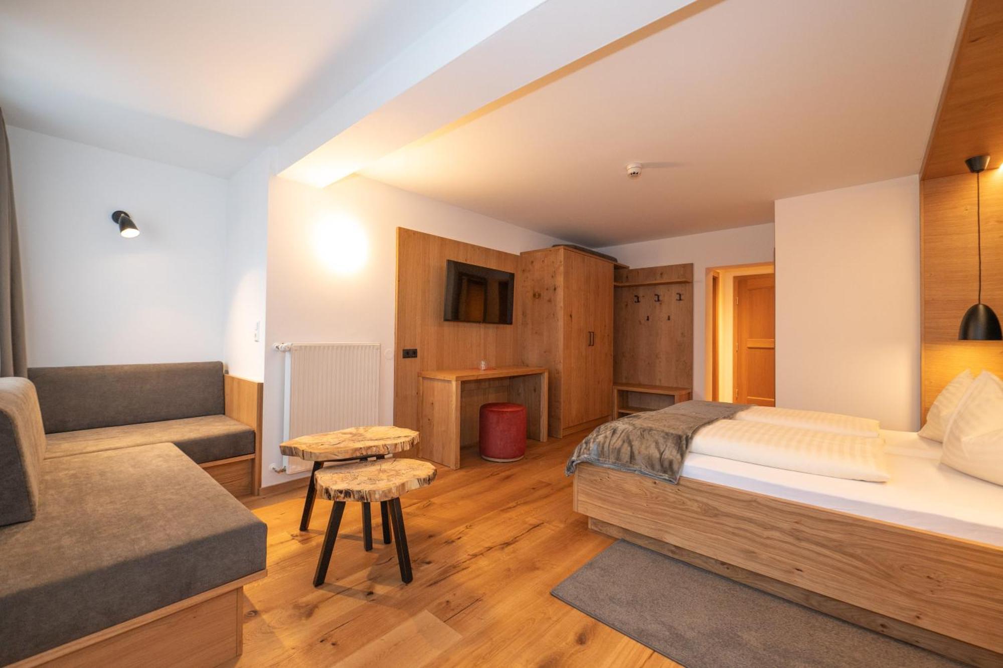 Hotel Brunnwirt Вайсбриах Екстериор снимка